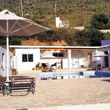 Het poolhuis overdag...