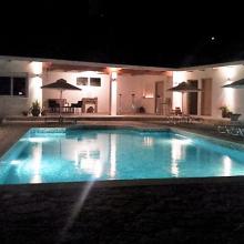 Het poolhuis by night...