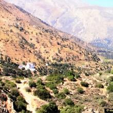 Het huis omgeven door machtige bergen...de zomer