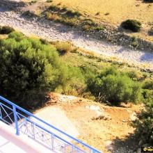 Het comfortabel 88-tredenpad leidt naar de tuin...