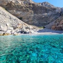 Paximadia geheim strand met onze boot ontdekt