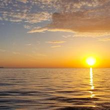 Paximadia bij zonsondergang vanuit de boot